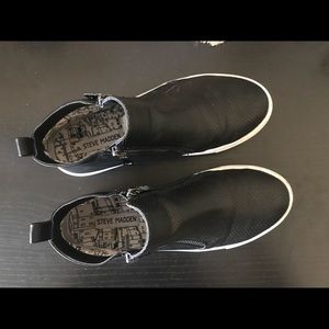 High top Steve Madden slip ons